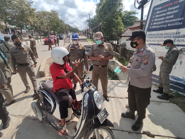 Antisipasi Penyebaran Covid-19, Jajaran Polresta Samarinda Gelar Ops Yustisi dan Bagikan Masker kepada Masyarakat 7