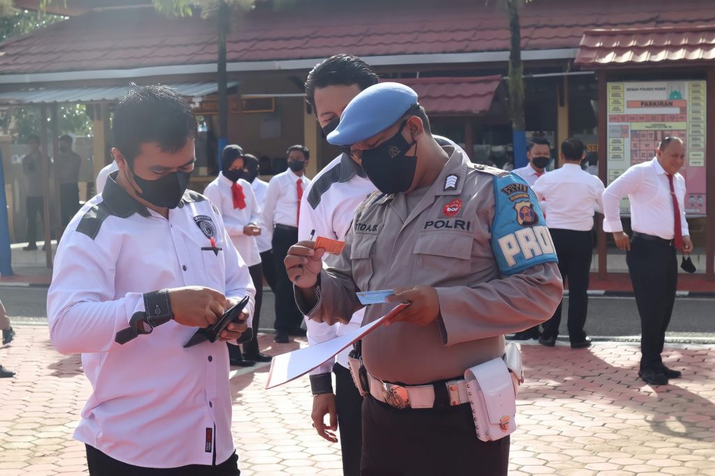Tingkatkan Disiplin, Propam Polres Paser Laksanakan Pemeriksaan Administrasi Anggota Polri Usai Apel Pagi 9 2