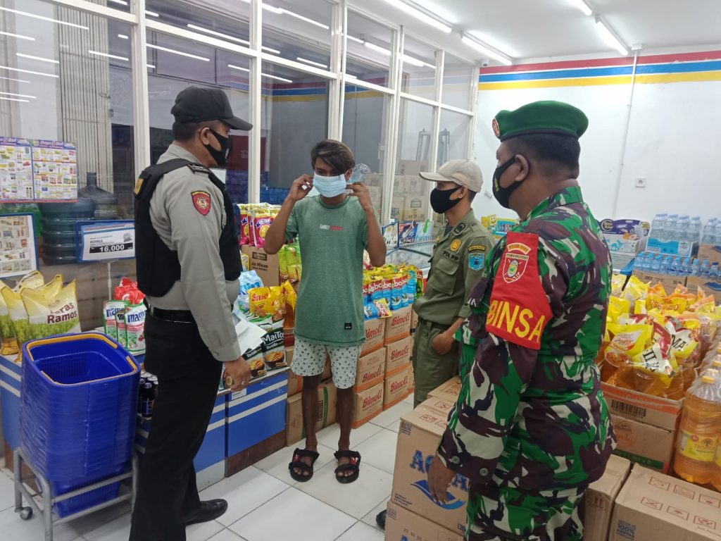 Polsek Kuaro Bersama Tim Satgas Covid-19 Gencarkan Operasi Yustisi Serta Pembagian Masker kepada Warga 9 3