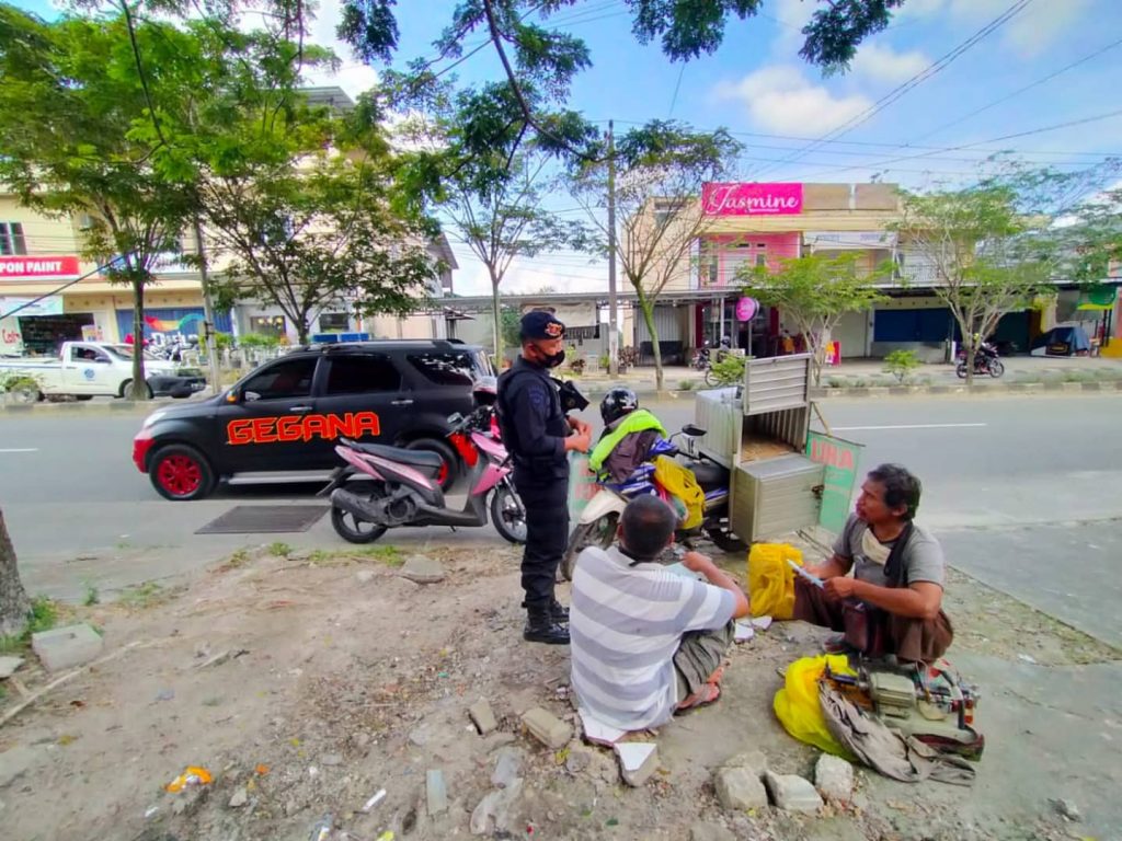 Patroli Detasemen Gegana Satuan Brimob Polda Kaltim Gencarkan Himbauan Prokes kepada Masyarakat 9 4