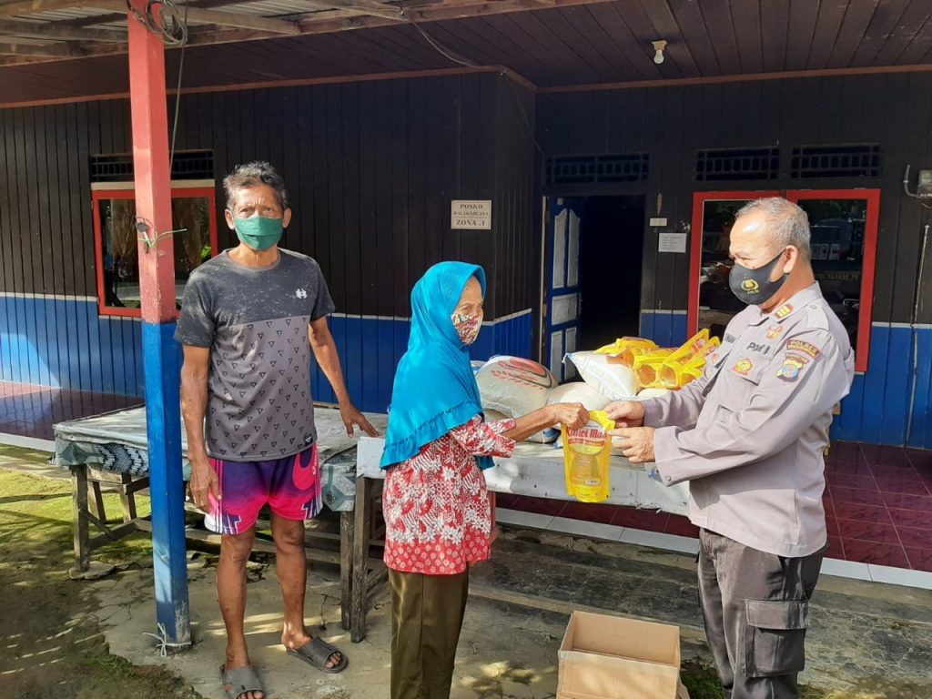 Peduli Terhadap Sesama, Polres Kukar Salurkan Sembako Kepada Warga Terdampak Pandemi 9 7