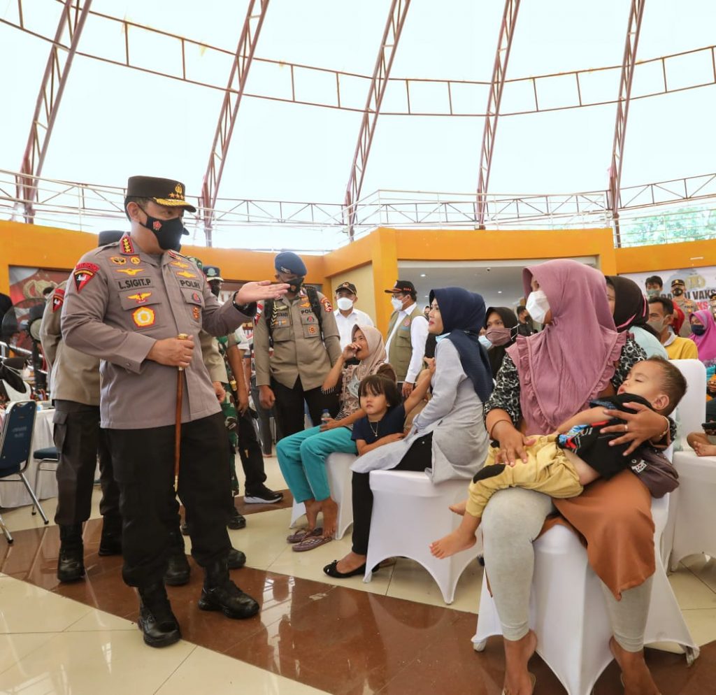 Tinjau Vaksinasi Massal di Banten, Kapolri Tekankan Target 70 Persen di Akhir Tahun Tercapai 99