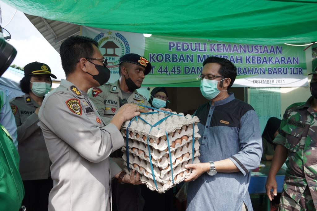Peduli Korban Kebakaran, Oikumene Polda Kaltim Berikan Bantuan Sosial S5 03252