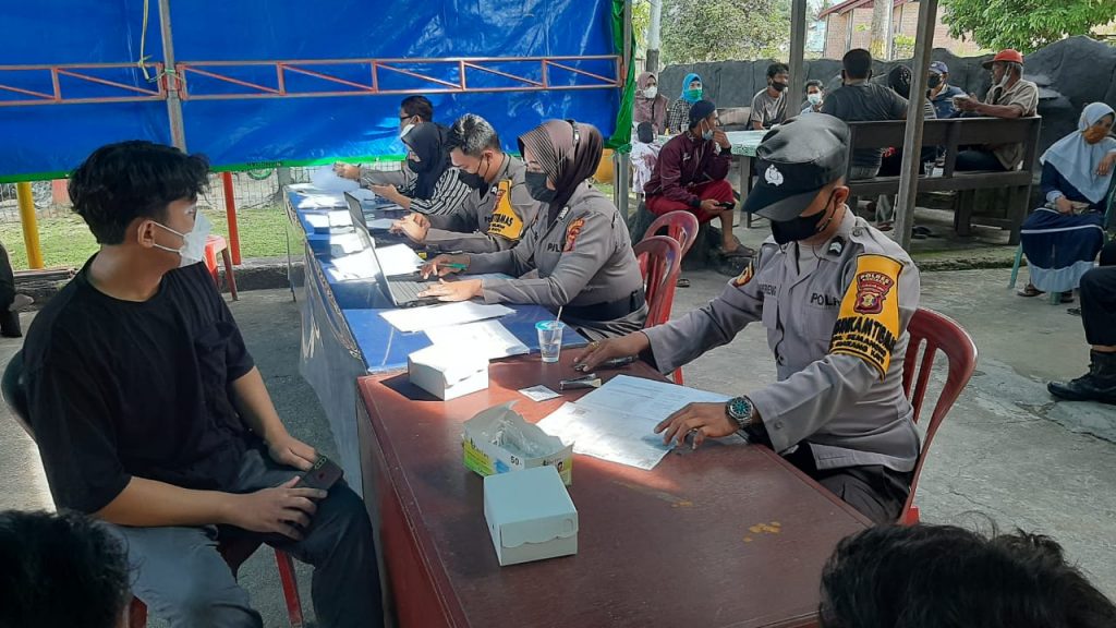 Wujudkan Herd Immunity, Polres Bontang Gelar Vaksinasi di Marangkayu WhatsApp Image 2021 12 03 at 19.33.36
