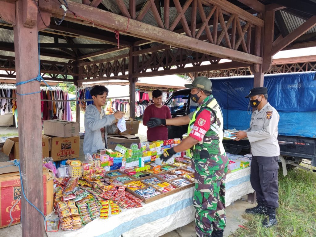 Sinergisitas TNI-Polri Mendisiplinkan Protokol Kesehatan di Kecamatan Long Ikis WhatsApp Image 2021 12 03 at 22.26.55