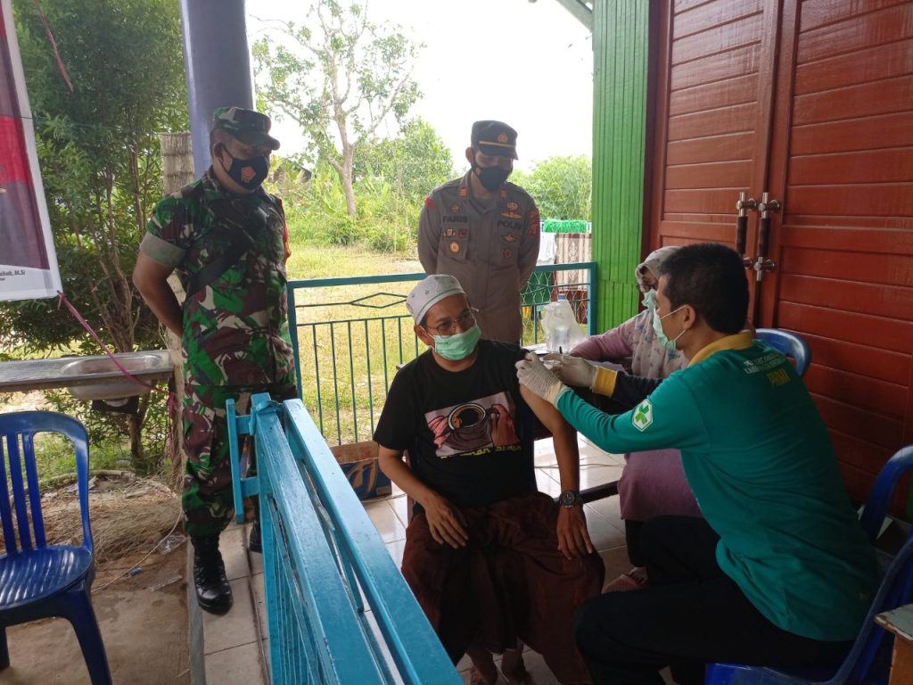 Polsek Sanga-Sanga Gelar Gerai Vaksinasi Untuk Masyarakat WhatsApp Image 2021 12 04 at 08.57.52
