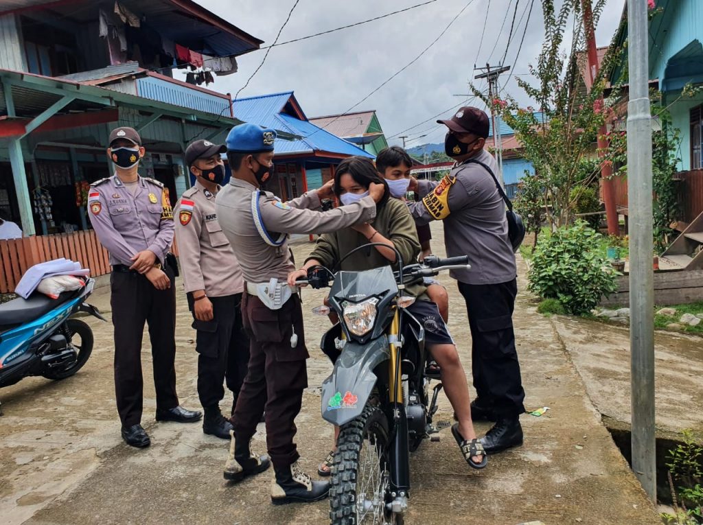 Rutin Gelar Yustisi, Polsek Long Apari Sadarkan Masyarakat Untuk Taati Protokol Kesehatan WhatsApp Image 2021 12 04 at 11.25.28