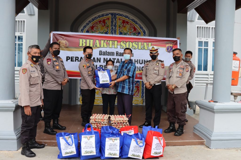 Sambut Natal 2021, Polres Bontang Gelar Bakti Sosial Bagikan Sembako kepada Umat Kristiani WhatsApp Image 2021 12 04 at 18.46.11