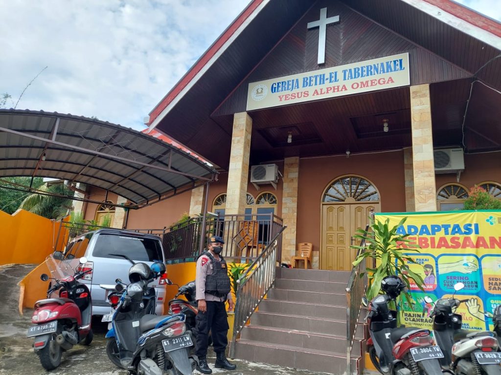 Berikan Rasa Aman Saat Ibadah Minggu, Brimob Kaltim Laksanakan Patroli ke Gereja WhatsApp Image 2021 12 05 at 17.48.43