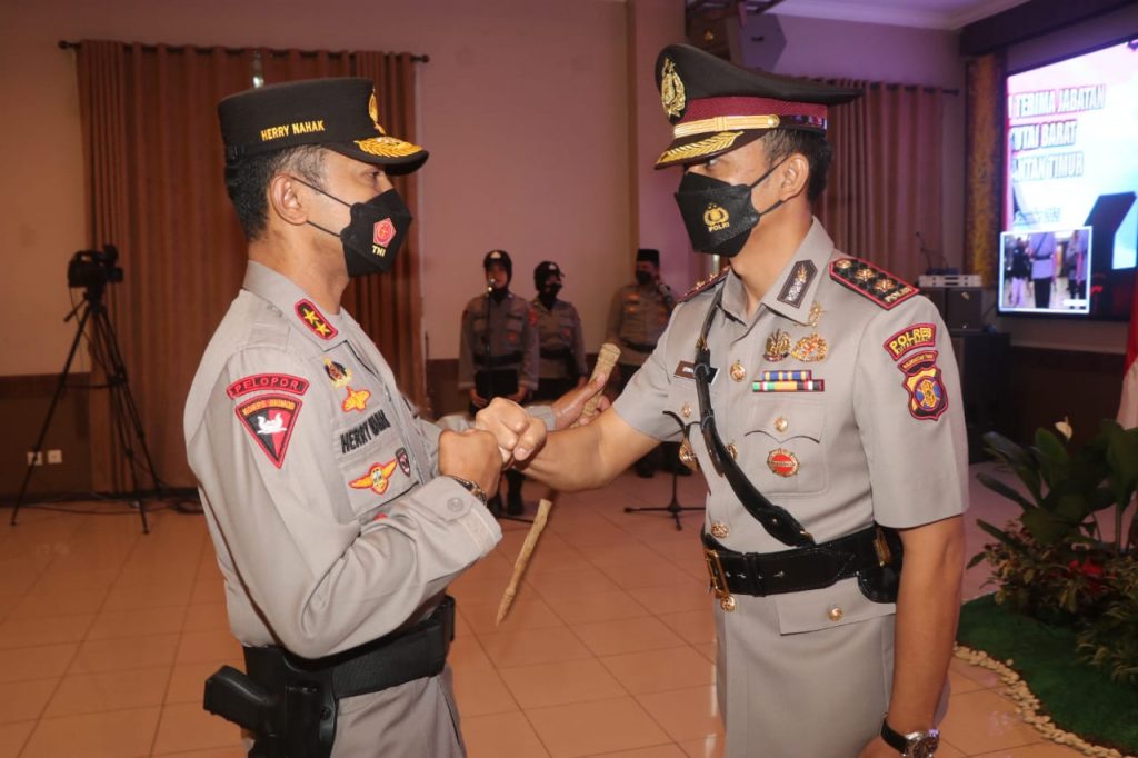 Kapolda Kaltim Pimpin Upacara Sertijab Kapolres Kutai Barat WhatsApp Image 2021 12 08 at 12.00.14