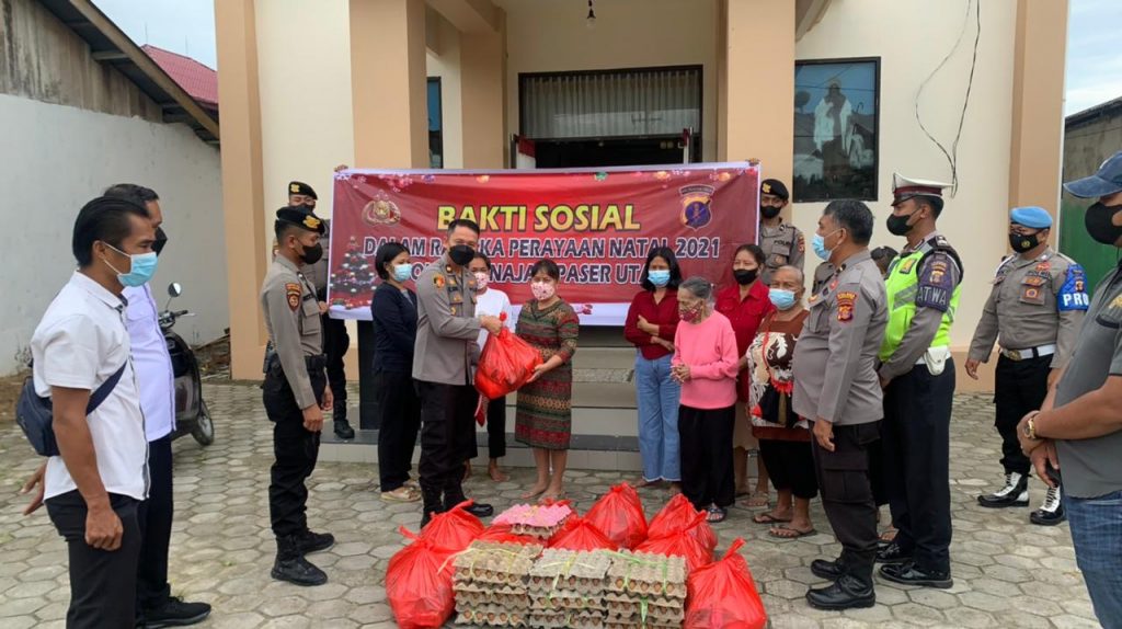 Sambut Natal 2021, Wakapolres Bontang Bagikan Paket Sembako Kepada Jemaat Gereja WhatsApp Image 2021 12 08 at 13.50.17