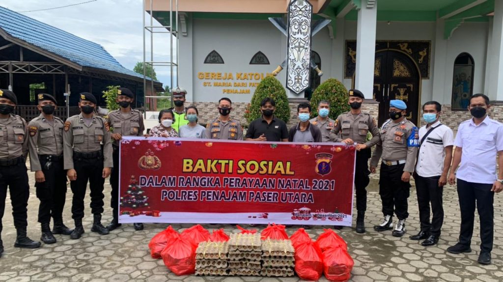 Jelang Perayaan Natal Tahun 2021, Polres PPU Gelar Bakti Sosial di Gereja WhatsApp Image 2021 12 08 at 13.50.18