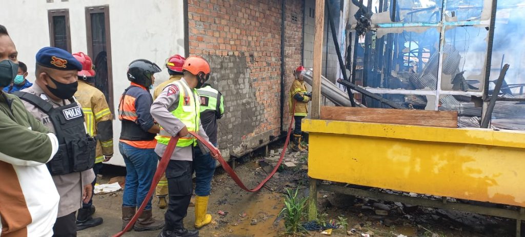 Gerak Cepat, Brimob Polda Kaltim dan Relawan Bantu Evakuasi Kebakaran di Jl. Pemuda Balikpapan WhatsApp Image 2021 12 08 at 14.14.54