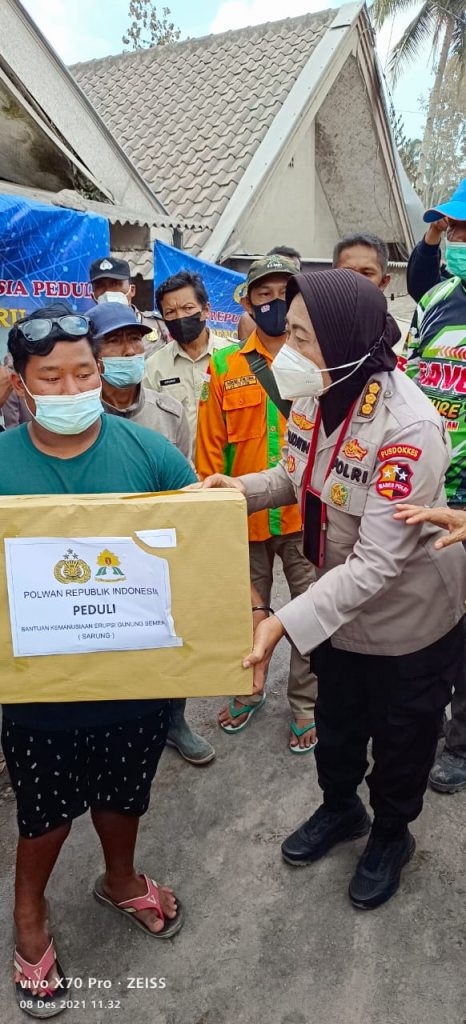 Peduli Korban Erupsi Semeru, Polwan RI Salurkan Bansos dan Gelar Trauma Healing WhatsApp Image 2021 12 09 at 06.12.59