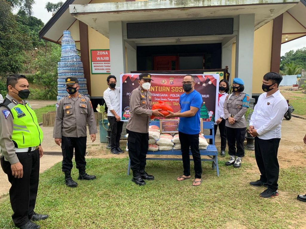 Berbagi Kasih Jelang Natal 2021, Polres Kukar Salurkan Bantuan Paket Sembako Ke Sejumlah Gereja WhatsApp Image 2021 12 09 at 07.55.22 1