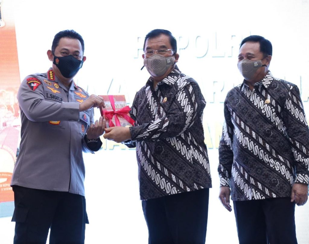 Kapolri: Buku ‘Bhayangkara Sejati Mengabdi tanpa henti’ Jadi Renungan Polri untuk Jadi Lebih Baik WhatsApp Image 2021 12 09 at 15.05.29