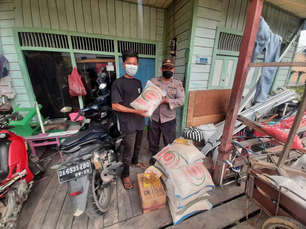 Wujud Kepedulian, Polres Kukar Berikan Bantuan Sosial Kepada Warga Terdampak Covid-19 WhatsApp Image 2021 12 12 at 09.00.44