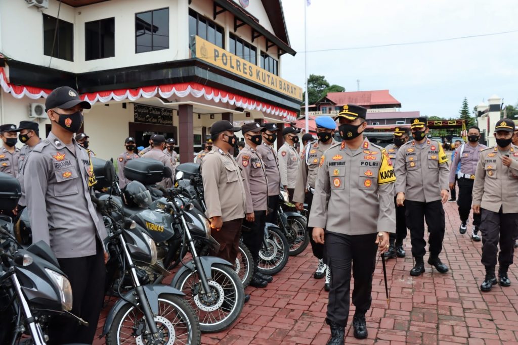Cek Ranmor Dinas, Kapolres Kubar Ingatkan Personil Rawat Kendaraan Guna Dukung Pelayanan Masyarakat WhatsApp Image 2021 12 15 at 08.55.28