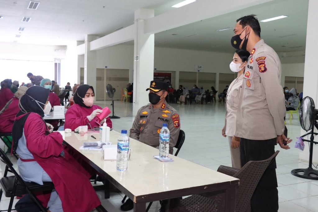 Tinjau Gerai Vaksin Presisi, Kapolres Bontang Imbau Masyarakat Terus Patuhi Prokes WhatsApp Image 2021 12 15 at 14.53.45