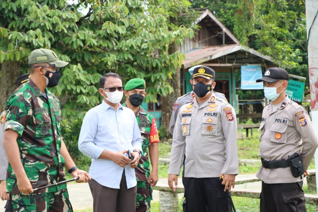 Pastikan Pelaksanaan Pilkades Aman, Kapolres Bersama Dandim 0913/PPU Keliling Cek TPS WhatsApp Image 2021 12 16 at 10.37.53