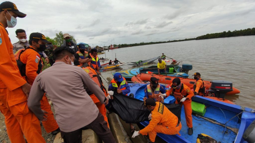 Sat Polairud Polres Bontang Bantu Evakuasi Korban Laka Laut WhatsApp Image 2021 12 16 at 16.01.53