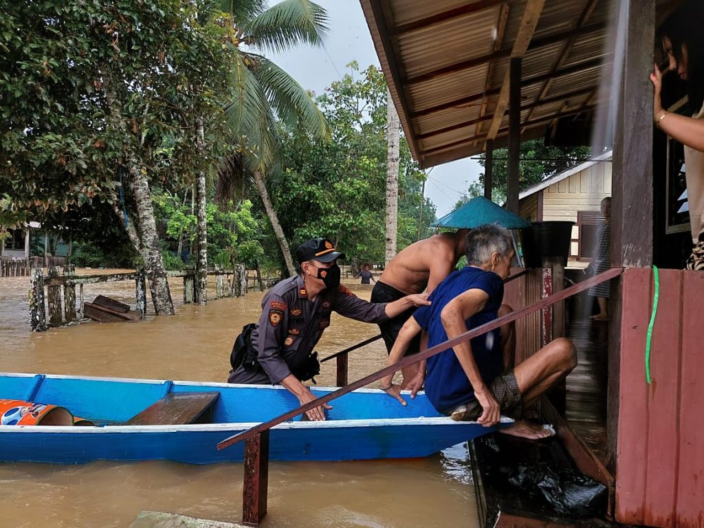 Kapolsek Kongbeng Turun Langsung Salurkan Bantuan Sosial Kepada Warga Terdampak Banjir WhatsApp Image 2021 12 17 at 09.52.40
