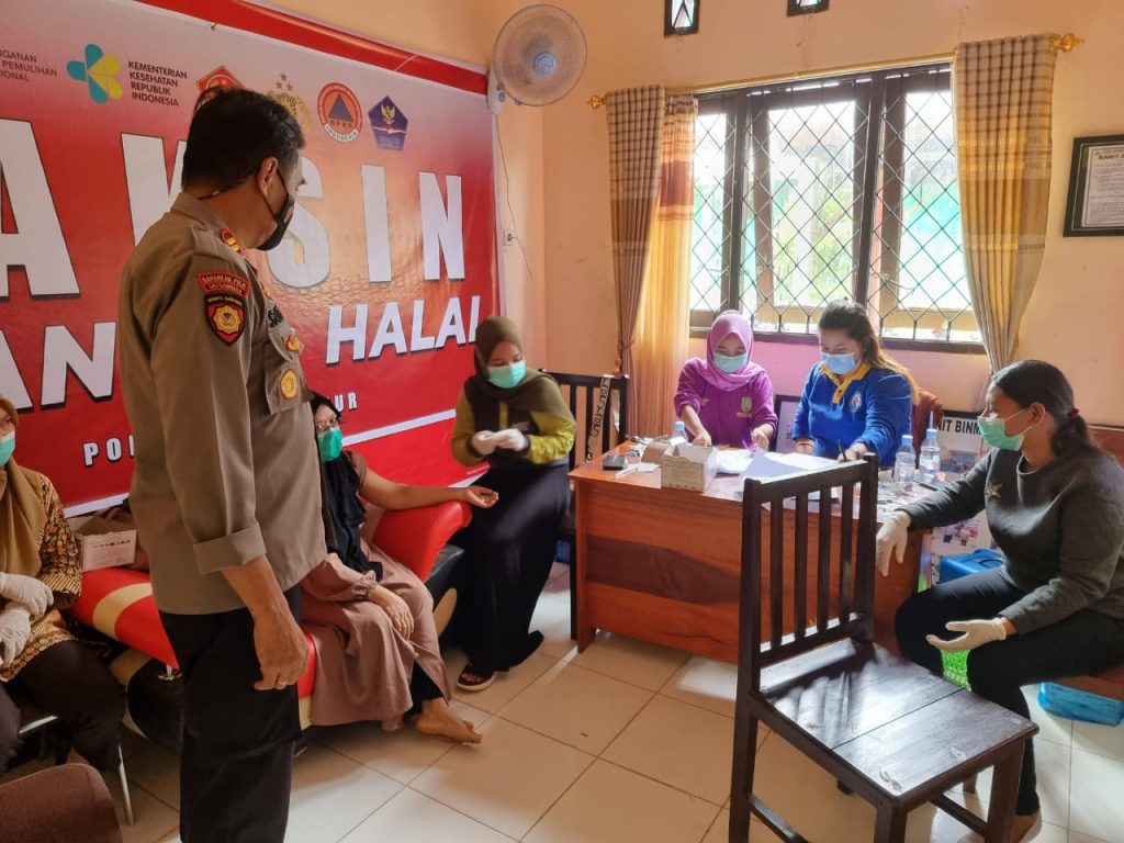 Terbuka Untuk Umum, Polsek Kongbeng Gelar Vaksinasi Presisi TNI-Polri WhatsApp Image 2021 12 23 at 11.13.30