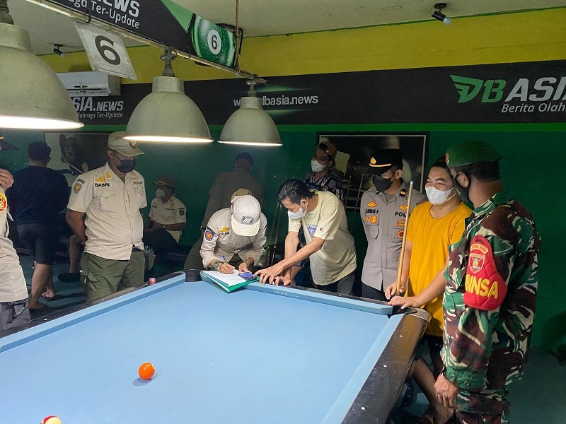 Ingatkan Lonjakan Covid-19, Petugas Gabungan Awasi Tempat Keramian di Kota Bontang WhatsApp Image 2021 12 24 at 15.24.32
