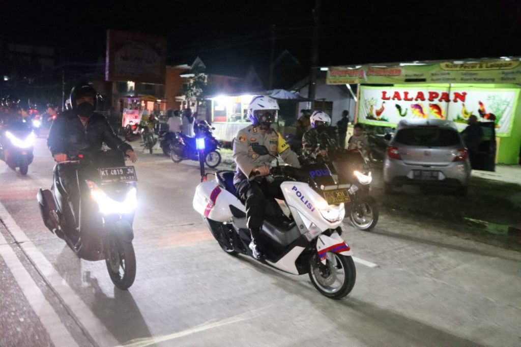 Jaga Kondusifitas Ibadah Malam Natal, TNI-Polri di Kukar Laksanakan Patroli Skala Besar WhatsApp Image 2021 12 25 at 08.45.40