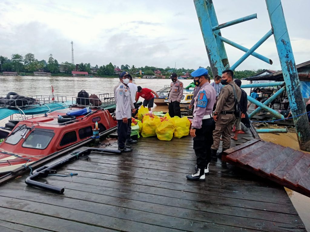Jelang Tahun Baru, Polsek Long Iram Perketat Pintu Masuk Perbatasan WhatsApp Image 2021 12 27 at 13.12.39