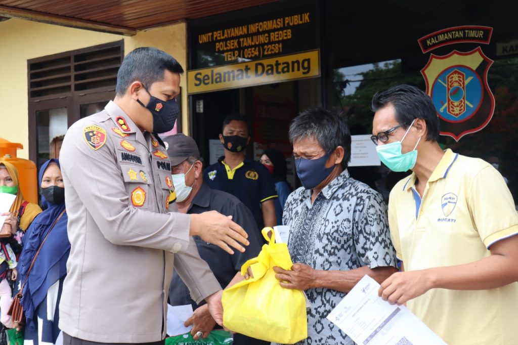 Vaksinasi di Polsek Tanjung Redeb, Kapolres Berau Bagikan Bantuan Paket Sembako WhatsApp Image 2021 12 27 at 14.11.45