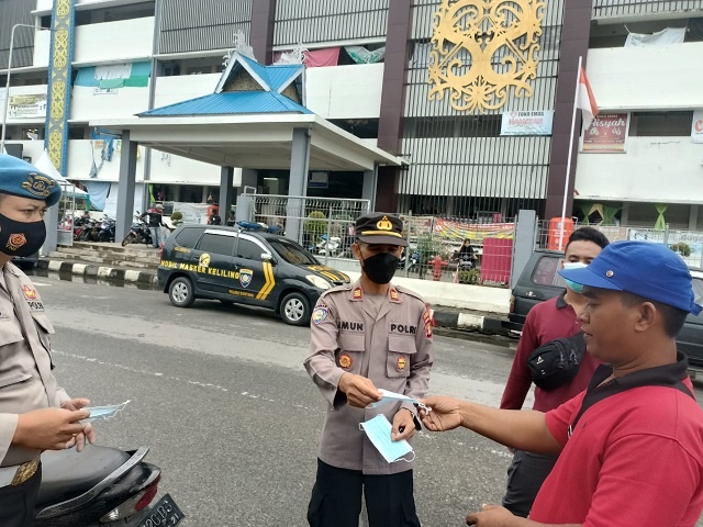 Gelar Operasi Yustisi, Polres Bontang Ingatkan Masyarakat Untuk Disiplin Prokes WhatsApp Image 2021 12 27 at 15.36.06