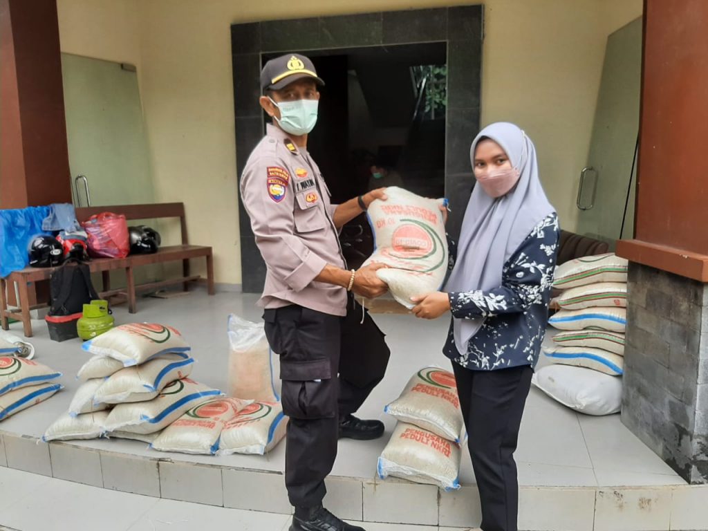 Polres Kukar Bagikan Bantuan Sosial Kepada Masyarakat Terdampak Covid-19 WhatsApp Image 2021 12 28 at 08.54.06