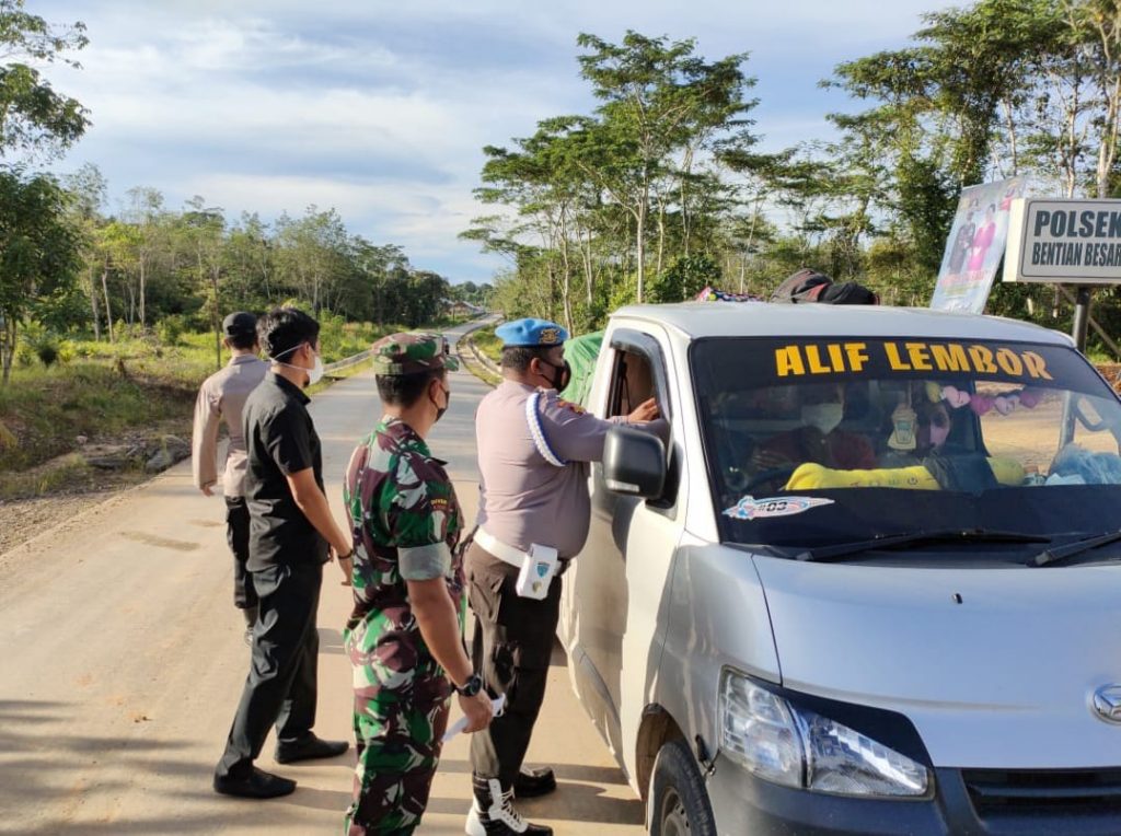 Ajak Disiplin Prokes, TNI-POLRI Bagikan Masker Gratis di Jalan Poros Trans Kalimantan WhatsApp Image 2021 12 28 at 13.55.30