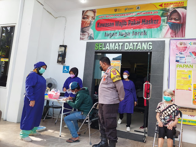 Polsek Sungai Kunjang Pantau Pelaksanaan Vaksinasi di Puskesmas Wonorejo smd2 1