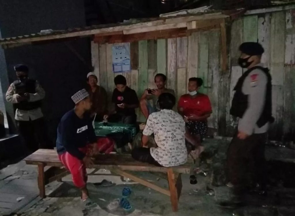 Sambang Warga Yang Melaksanakan Ronda, Brimob Kaltim Sampaikan Himbauan Kamtibmas dan Prokes 1 10