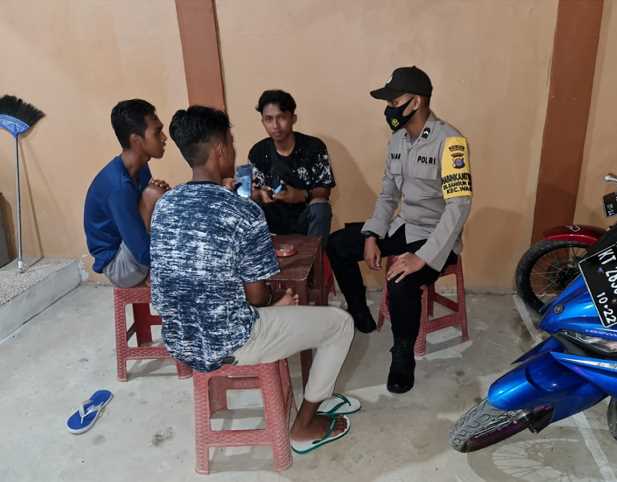 Patroli Malam, Bhabinkamtibmas Polsek Waru Sambangi Pemuda Nongkrong dan Berikan Himbauan Kamtibmas 1 3