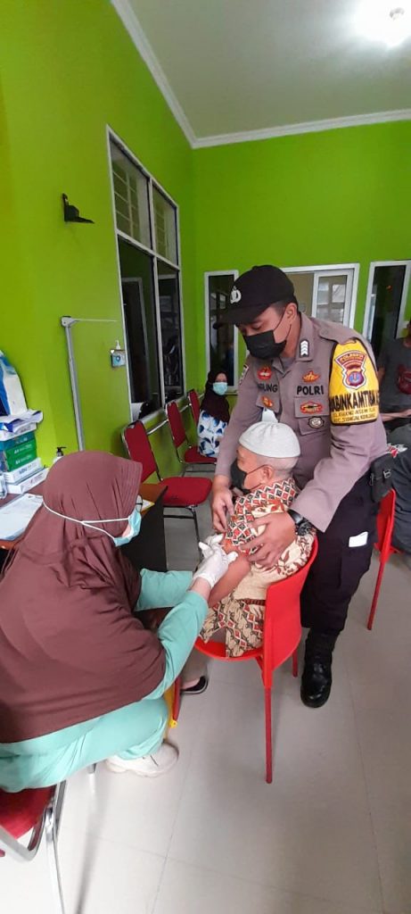 Polsek Sungai Kunjang Gelar Vaksinasi Lansia Dengan Program CETAR (Cari, Jemput, Antar) 1 7