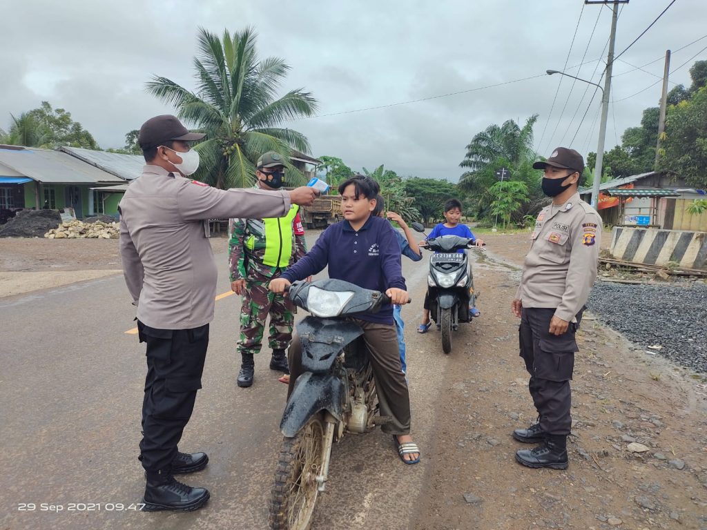 Minimalisir Penyebaran Covid-19, Polsek Batu Engau dan Koramil Gencarkan Ops Yustusi dan Pembagian Masker 10 1