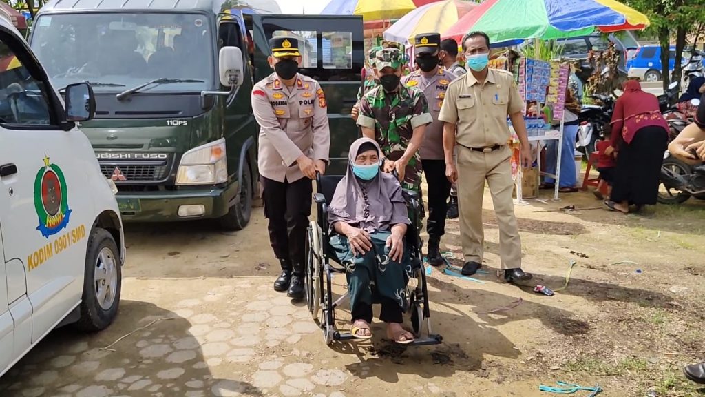 Sinergitas TNI-Polri, Kapolsek dan Danramil Palaran Kompak Dukung Capaian Vaksinasi Lansia 10 5