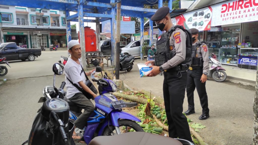 Cegah Penyebaran Covid-19, Personel Jajaran Polres Kukar Laksanakan Operasi Yustisi Protokol Kesehatan 13 4