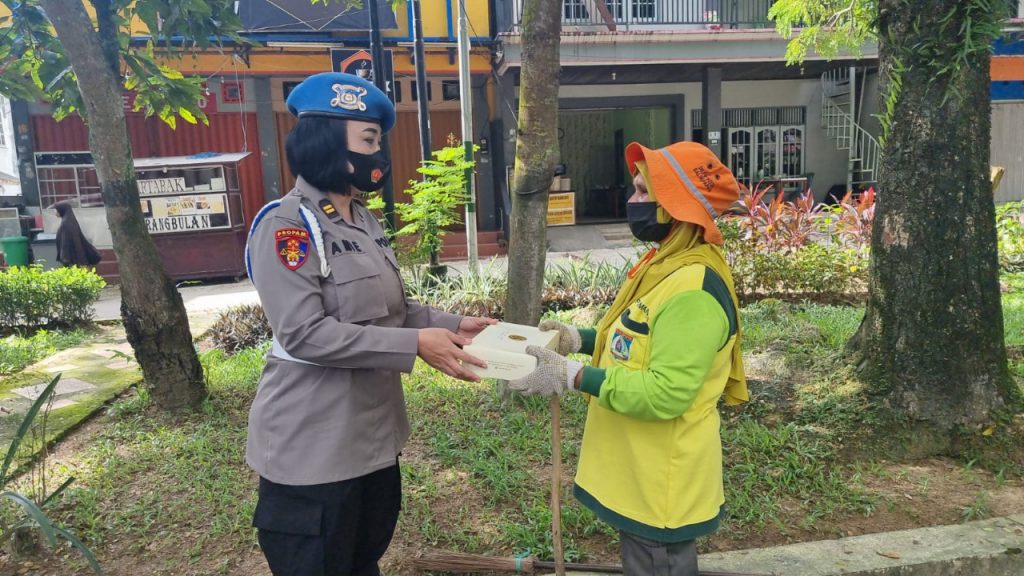 Berbagi Kebahagiaan Diawal Tahun, Polwan Polda Kaltim Bagikan 500 Nasi Kotak di Jumat Berkah 15 1