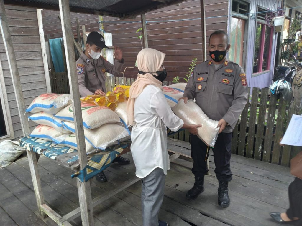 Polres Kukar Salurkan Bantuan Sosial kepada Masyarakat Terdampak Pandemi Covid-19 2