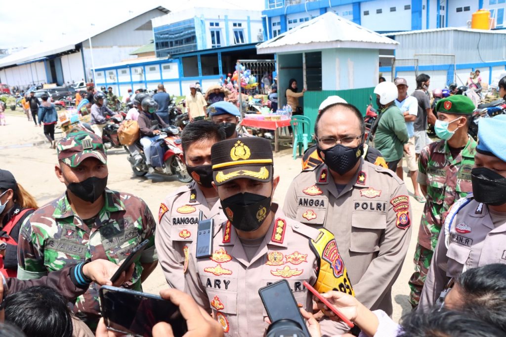 Kapolresta Cek Lokasi Terjadinya Kebakaran Kapal yang Berada di Pelabuhan Samarinda 2 11