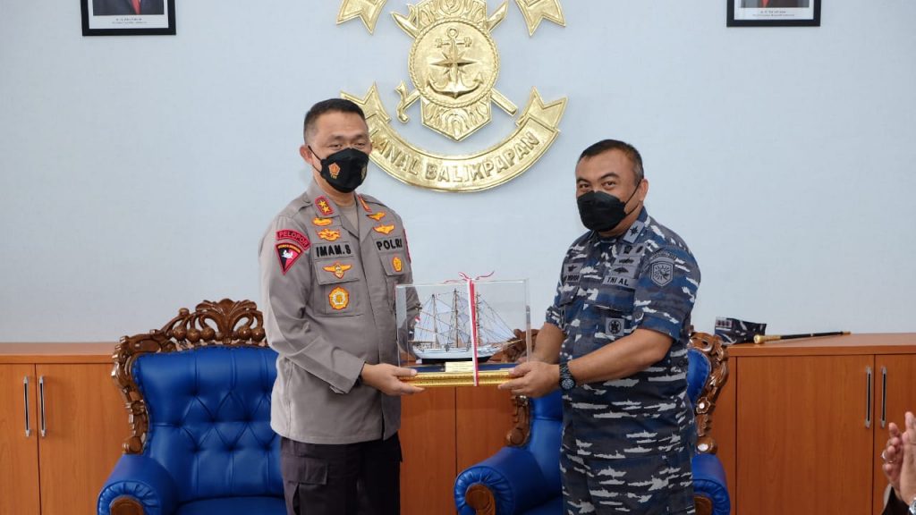 Jalin Silaturahmi dan Perkuat Sinergitas, Kapolda Kaltim Kunjungi Lanal Balikpapan 20 1