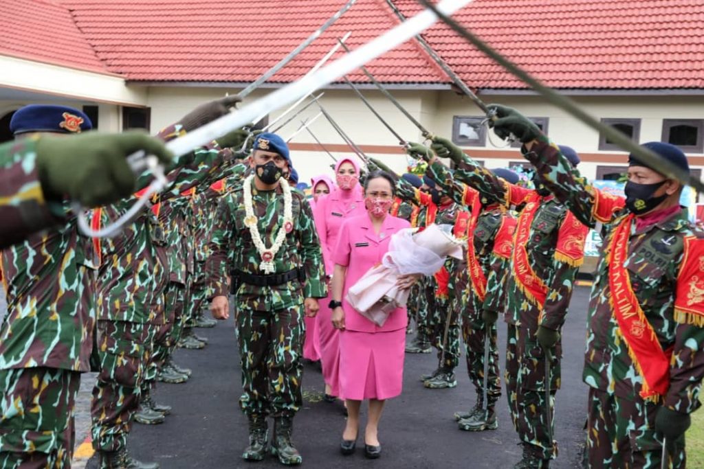 Penyerahan Dhuaja Pada Upacara Farewell Parade Dansat Brimob Polda Kaltim 1 3 1