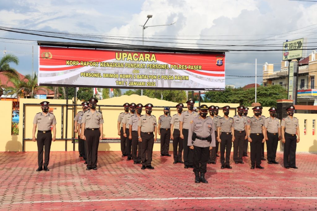 Kapolres Pimpin Upacara Kenaikan Pangkat 57 Personel Polres Paser dan Brimob 3