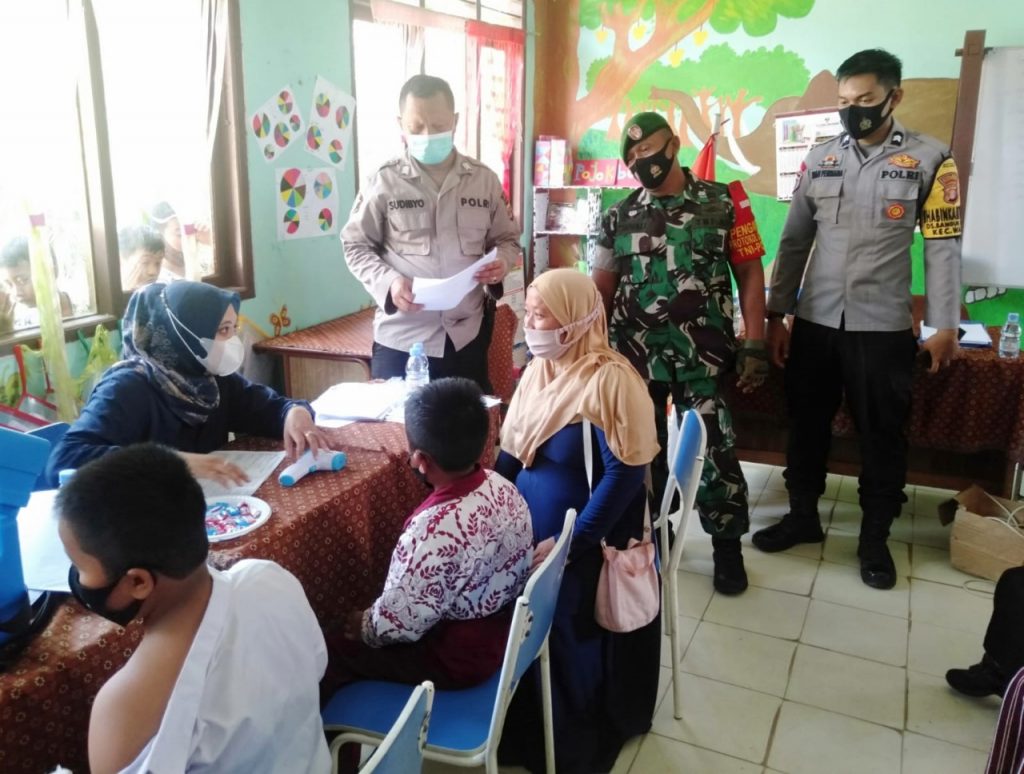Sinergitas TNI-Polri, Bhabinkamtibmas Bersama Babinsa di PPU Pantau Pelaksanaan Vaksinasi Anak di Desa Binaan 3 13