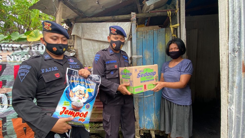 Peduli Masyarakat Ditengah Pandemi, Brimob Kaltim Salurkan Bantuan Sembako Kepada Warga 3 5