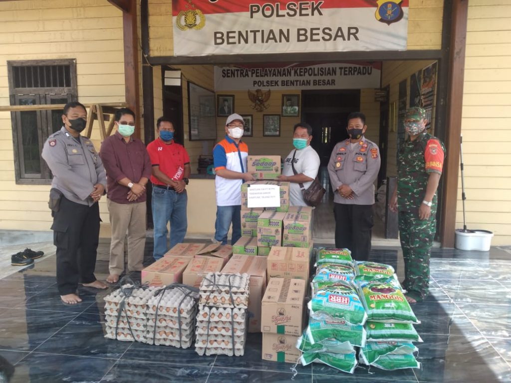 Polsek Bentian Besar, Muspika dan PT. BCPM Bersinergi Bagikan Sembako Kepada Warga Terdampak Banjir 4 11